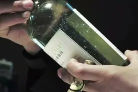 超级保镖：手指头插酒瓶的开瓶方法，你见过吗？霸气视频封面