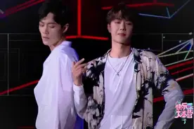 肖战x王一博快本双人舞完整版，小赞太会扭了，边扭边张嘴视频封面