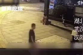 武汉一男一女为寻刺激地铁站泼他人粪水画面！涉寻衅滋事罪被刑拘视频封面
