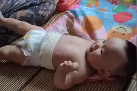 奶爸给尿裤子的萌娃换衣服场面失控了……太搞笑啦视频封面