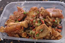 猪脚很油腻该怎么炸到金黄，原来酒店大厨这么做，皮脆肉糯视频封面