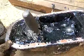 请教大神，谁知道发动机的机油怎么全变成这么凝稠了，没有流动性视频封面