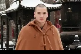 释明心法师，耳朵是出世的耳朵，眉眼却是入世的眉眼。其实他的面