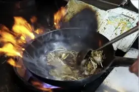 干炒牛河作为粤菜的基本功 是考验厨师的一道难关 这位合格了