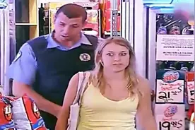 国外恶搞，顾客解救收银小哥，不料被误认为盗窃，路人有口说不清视频封面