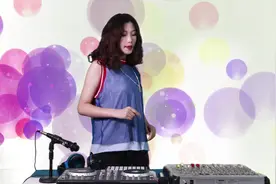 一首《关不上的窗》DJ版，美女打碟再次将歌曲升华，唤起冰冷的心视频封面