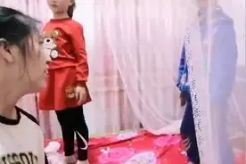 姐姐亲弟弟一下，弟弟嫌弃的说了啥，妈妈乐得捧腹大笑视频封面