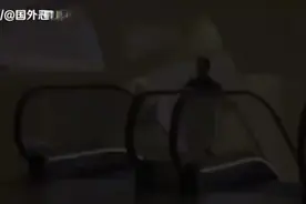 国外二货小伙坐电梯摸美女的手，恶搞路人视频封面