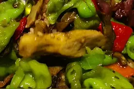 红蕃干锅虾补钙的极品虾头虾尾都可以吃，牛干菌焖饭+火腿吃了还