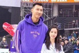 易建联老婆有多幸福？收入主动上交荆灵，还洁身自好从不闹绯闻！视频封面