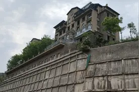 湖南长沙，万家丽路有座建在悬崖边上别墅，免费送你敢住吗视频封面