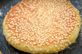 一碗面粉，一把芝麻，面点师教你不用烤箱，在家也能做烧饼