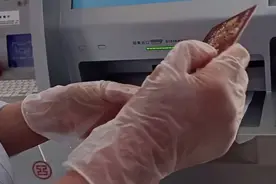 银行卡变成无效卡急煞人，银行工作人员一个小动作破解难题视频封面