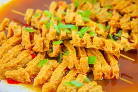 厨师长教你做五香豆腐串，只用简单的香料，卤出来特别好吃