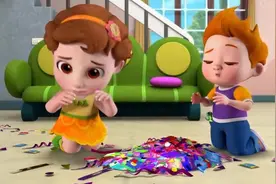 宝宝用电吹风让彩纸飘起来，爸爸好高兴