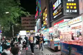 三亚港华广场夜市，有很多的美食，非常热闹视频封面