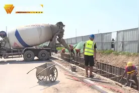 无惧高温“烤”验  建设者全力确保济青高速改扩建潍坊段如期完工视频封面