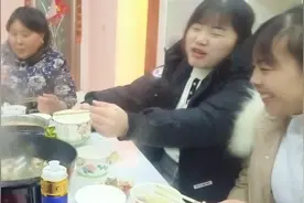 铭博妈妈到妈妈家吃饭 8个小孩比大人还搞笑视频封面