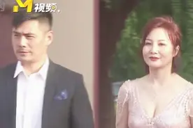 邵兵陶虹同踏上亚洲影视周红毯 陶虹粉色长裙尽显温柔 少女心爆棚视频封面