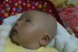 两个月的小宝宝晚上总是不睡觉，该怎么办呀