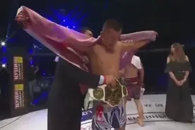 嚣张莫西干发型跳膝装逼，被中国拳王一肘打破脑壳血流不止！