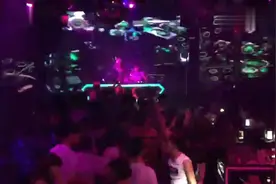 变性人DJ龙旭儿酒吧活跃气氛，底下人们纷纷呐喊，DJ动作亮了！