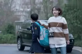 美女去接弟弟放学，连班上的男生都震惊了：你姐长的太漂亮了！视频封面