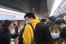 石家庄地铁1号线周五晚高峰人流量感觉可以媲美北京地铁了视频封面