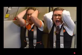 飞机紧急降落 客舱内部乘客表现实录集锦！视频封面