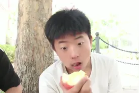 儿子问爸爸：老师和妈妈谁好看？爸爸答完才知道老婆就在身后！