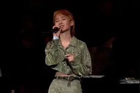 00后唱作人张钰琪演唱原创《回答》，舞台简单也挡不住光芒！