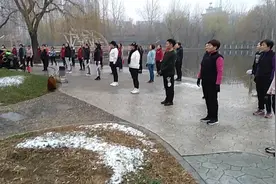 辣妈学跳邱子彤最新发布塑型操，想瘦腰瘦大臂就是这么简单！