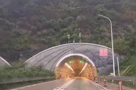 实拍广东省最长的高速公路隧道之一，71时速要五分钟才能走完视频封面