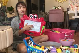 90后宝妈给宝宝收拾玩具，是什么让她突然潸然泪下，控制不住视频封面
