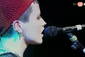 看看就知道王菲为什么要模仿小红莓，被天使吻过的声音