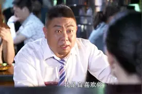 美女和老总谈工作，老总不断嘘寒问暖，最终还是靠美人计签下合同视频封面