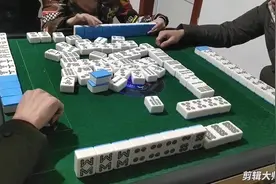 抱膀子的人讨厌，又动嘴又动手😄😄😄