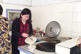 农村媳妇做糯米饭水放多了，这样炒着吃，和婆婆一起吃的很开心！视频封面