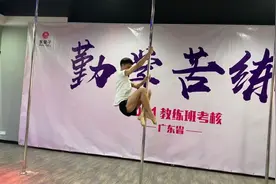 又一枚帅哥来撸管啦，力与美的结合，现场一大片迷妹，直呼好帅视频封面