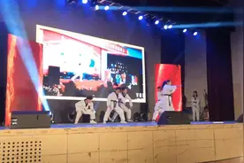 齐鲁师范大学生文艺盛典翻跳龙拳小子经典跆舞——男子汉视频封面