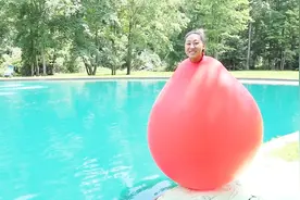 美女把自己装进大气球，模样真的让人发笑，下一秒跌下水可太惨了视频封面