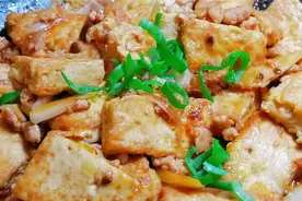 一块豆腐，一块瘦肉，加上鸡蛋简单一做，鲜香入味，上桌就扫光