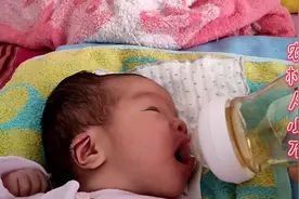 宝宝发烧38度，医生让喝水降温，多喝水多排尿，让水去把热度散开