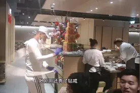 伦敦吃一顿海底捞有多贵？国外的甩面小哥专业吗？女服务员秀钻戒