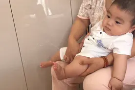 六个月宝宝竟尿到爸爸枕头上，这是要造反呀！要不要这么搞笑视频封面