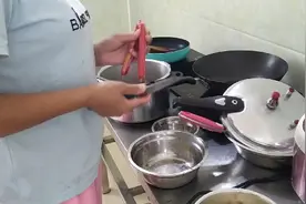 一个鸭蛋加两根火腿肠就能做出美味的大餐视频封面
