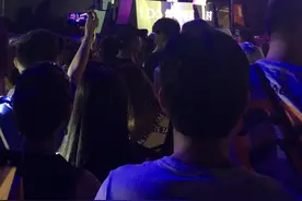 水木年华原主唱卢庚戌现身西安某商城露天演出视频封面