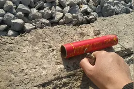 小伙把点燃的二踢脚第二响打进河里，网友看了纷纷要给他送打火机视频封面
