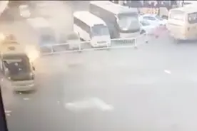 河北曲阳汽车站内一公交启动预热时爆炸 车玻璃瞬间被震碎视频封面