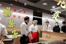 海底捞员工擦桌子比赛，桌子擦的发亮，赛事如此激烈啊视频封面